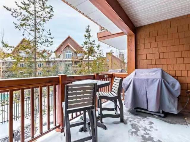 Sunny Tranquil Woods Turret In Falcon Crest Lodge Canmore Exterior photo