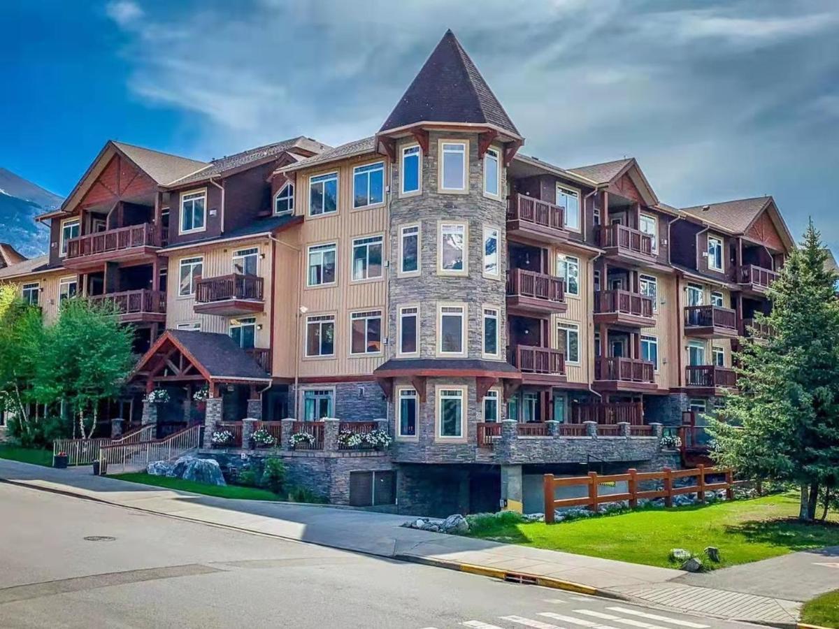 Sunny Tranquil Woods Turret In Falcon Crest Lodge Canmore Exterior photo