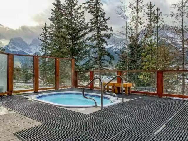 Sunny Tranquil Woods Turret In Falcon Crest Lodge Canmore Exterior photo