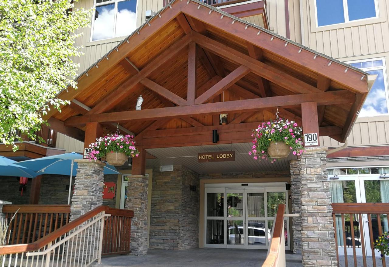 Sunny Tranquil Woods Turret In Falcon Crest Lodge Canmore Room photo